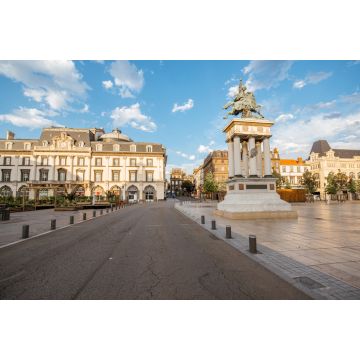 Lais Puzzle - Blick auf den Jaude-Platz mit Statue während des Sonnenuntergangs in der Stadt Clermont-Ferrand in Zentralfrankreich - 2.000 Teile