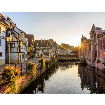 Lais Puzzle - Schöner Blick auf die historische Stadt Colmar, auch bekannt als Klein-Venedig, Bootsfahrt entlang traditioneller bunter Häuser auf dem idyllischen Fluss Lauch im Sommer, Colmar, Elsass - 40, 100, 200, 500, 1.000 & 2.000 Teile
