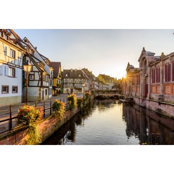Lais Puzzle - Schöner Blick auf die historische Stadt Colmar, auch bekannt als Klein-Venedig, Bootsfahrt entlang traditioneller bunter Häuser auf dem idyllischen Fluss Lauch im Sommer, Colmar, Elsass - 2.000 Teile