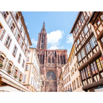 Lais Puzzle - Straßenansicht von unten auf die schönen alten Gebäude und die Kathedrale Notre-Dame in der Stadt Straßburg - 40, 100, 200, 500, 1.000 & 2.000 Teile
