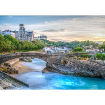Lais Puzzle - Sonnenuntergangsansicht der Kirche Sainte-Eugenie und der Insel Rocher Du Basta in Biarritz, Frankreich - 1.000 Teile