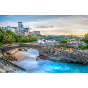 Lais Puzzle - Sonnenuntergangsansicht der Kirche Sainte-Eugenie und der Insel Rocher Du Basta in Biarritz, Frankreich - 2.000 Teile