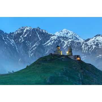 Lais Puzzle - Blick auf eine alte Kirche in der Dämmerung in Georgien - 2.000 Teile