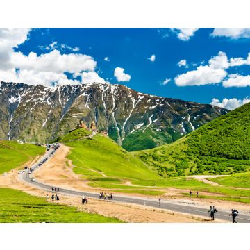 Lais Puzzle - Touristen auf dem Weg zur Dreifaltigkeitskirche Gergeti unter dem Berg Kazbegi in Georgien - 40, 100, 200, 500, 1.000 & 2.000 Teile