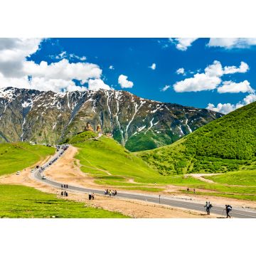 Lais Puzzle - Touristen auf dem Weg zur Dreifaltigkeitskirche Gergeti unter dem Berg Kazbegi in Georgien - 1.000 Teile