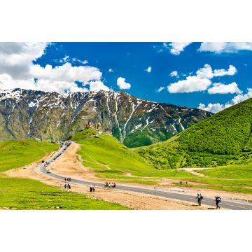 Lais Puzzle - Touristen auf dem Weg zur Dreifaltigkeitskirche Gergeti unter dem Berg Kazbegi in Georgien - 2.000 Teile