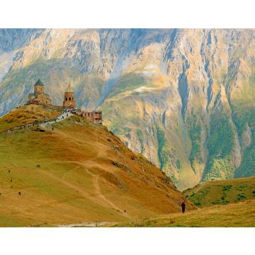 Lais Puzzle - Atemberaubende Aussicht auf die Dreifaltigkeitskirche von Gergeti oder Tsminda Sameba auf dem Hügel mit einer Besuchergruppe, Stadt Stepantsminda, Georgien - 40, 100, 200, 500, 1.000 & 2.000 Teile