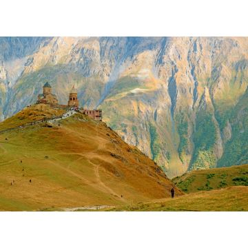 Lais Puzzle - Atemberaubende Aussicht auf die Dreifaltigkeitskirche von Gergeti oder Tsminda Sameba auf dem Hügel mit einer Besuchergruppe, Stadt Stepantsminda, Georgien - 1.000 Teile