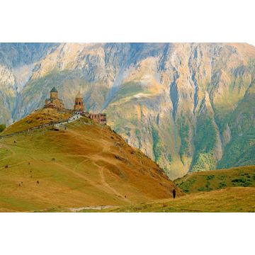 Lais Puzzle - Atemberaubende Aussicht auf die Dreifaltigkeitskirche von Gergeti oder Tsminda Sameba auf dem Hügel mit einer Besuchergruppe, Stadt Stepantsminda, Georgien - 2.000 Teile