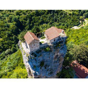 Lais Puzzle - Katskhi-Säule im Dorf Zestafoni aus einer Drohne, Georgien - 40, 100, 200, 500, 1.000 & 2.000 Teile