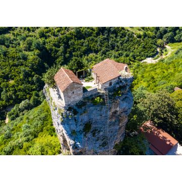 Lais Puzzle - Katskhi-Säule im Dorf Zestafoni aus einer Drohne, Georgien - 1.000 Teile