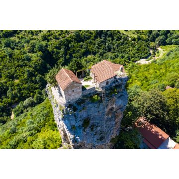 Lais Puzzle - Katskhi-Säule im Dorf Zestafoni aus einer Drohne, Georgien - 2.000 Teile