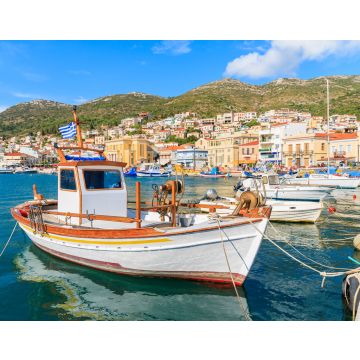 Lais Puzzle - Traditionelles griechisches Boot im Hafen von Samos mit bunten Häusern im Hintergrund, Griechenland - 40, 100, 200, 500, 1.000 & 2.000 Teile