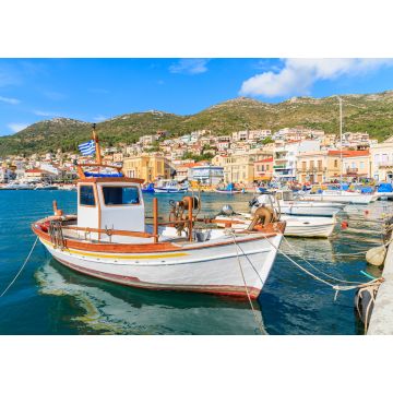 Lais Puzzle - Traditionelles griechisches Boot im Hafen von Samos mit bunten Häusern im Hintergrund, Griechenland - 1.000 Teile
