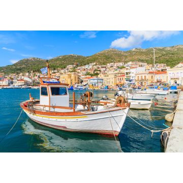Lais Puzzle - Traditionelles griechisches Boot im Hafen von Samos mit bunten Häusern im Hintergrund, Griechenland - 2.000 Teile