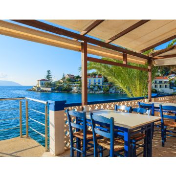 Lais Puzzle - Blaue Stühle mit Tischen in einer traditionellen griechischen Taverne im Hafen von Fiskardo, Insel Kefalonia, Griechenland - 40, 100, 200, 500, 1.000 & 2.000 Teile