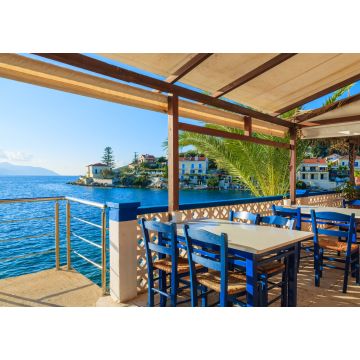 Lais Puzzle - Blaue Stühle mit Tischen in einer traditionellen griechischen Taverne im Hafen von Fiskardo, Insel Kefalonia, Griechenland - 1.000 Teile