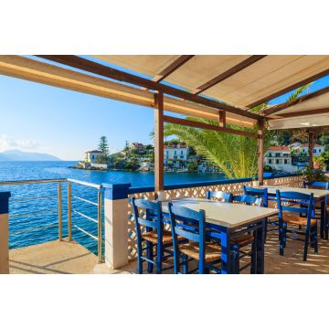Lais Puzzle - Blaue Stühle mit Tischen in einer traditionellen griechischen Taverne im Hafen von Fiskardo, Insel Kefalonia, Griechenland - 2.000 Teile