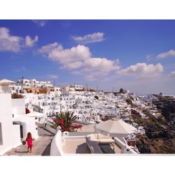 Lais Puzzle - Eine nette kleine Touristin macht einen Spaziergang durch die Straßen von Santorin - 40, 100, 200, 500, 1.000 & 2.000 Teile