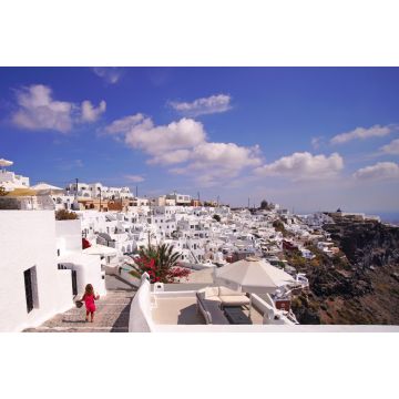 Lais Puzzle - Eine nette kleine Touristin macht einen Spaziergang durch die Straßen von Santorin - 2.000 Teile