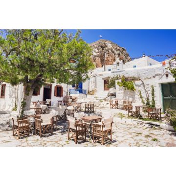 Lais Puzzle - Traditionelle griechische Straße mit Blumen und Cafétischen auf der Insel Amorgos, Kykladen, Griechenland - 2.000 Teile
