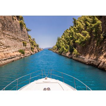 Lais Puzzle - Durchfahrt durch den Kanal von Korinth mit einer Yacht, Griechenland. Der Kanal von Korinth verbindet den Golf von Korinth mit dem Saronischen Golf im Ägäischen Meer - 1.000 Teile