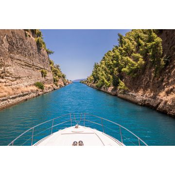 Lais Puzzle - Durchfahrt durch den Kanal von Korinth mit einer Yacht, Griechenland. Der Kanal von Korinth verbindet den Golf von Korinth mit dem Saronischen Golf im Ägäischen Meer - 2.000 Teile