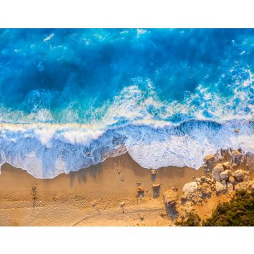 Lais Puzzle - Blick von oben auf den goldenen Strand und das leuchtend blaue Meer von Milos Beach auf der Insel Lefkada, Griechenland, mit hohen Wellen und langen Schatten während des Sonnenuntergangs im Sommer - 40, 100, 200, 500, 1.000 & 2.000 Teile