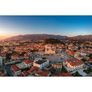 Lais Puzzle - Luftaufnahme des Burghügels und der Metropolitankirche von Ypapanti in der historischen Altstadt der Küstenstadt Kalamata, Griechenland - 2.000 Teile