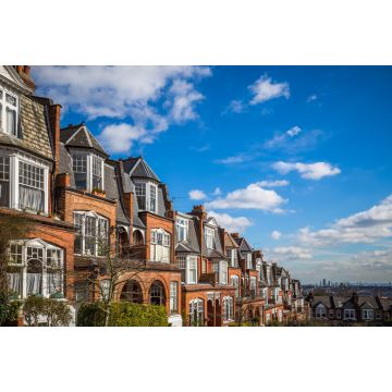 Lais Puzzle - London, England - Traditionelle Backsteinhäuser und Wohnungen an einem schönen Sommermorgen mit blauem Himmel und Wolken, aufgenommen von Muswell Hill - 2.000 Teile