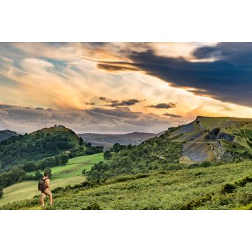 Lais Puzzle - Wanderer und Sonnenuntergang über dem Llangollen-Panorama - 2.000 Teile