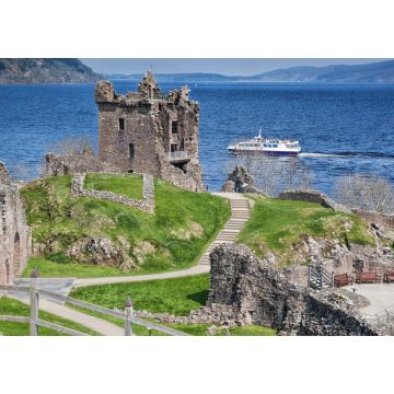 Lais Puzzle - Ruinen von Urquhart Castle vor einem Boot auf Loch Ness in Schottland - 1.000 Teile