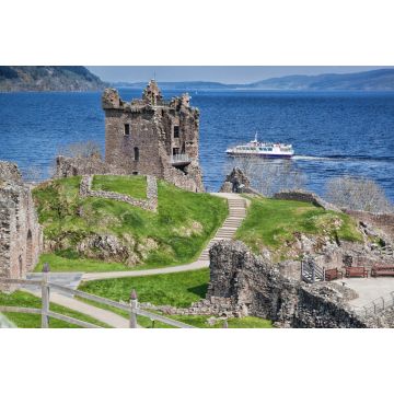 Lais Puzzle - Ruinen von Urquhart Castle vor einem Boot auf Loch Ness in Schottland - 2.000 Teile