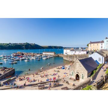 Lais Puzzle - Panorama von Tenby an einem heißen Sommertag, Wales, Vereinigtes Königreich. Ein malerisches und buntes Dorf an der Küste von Wales - 2.000 Teile