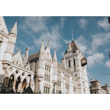 Lais Puzzle - Fassade des Royal Courts Justice an einem sonnigen Tag, mit blauem Himmel und Wolken im Hintergrund, in London, Vereinigtes Königreich - 1.000 Teile