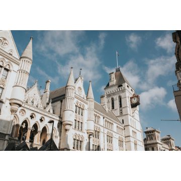 Lais Puzzle - Fassade des Royal Courts Justice an einem sonnigen Tag, mit blauem Himmel und Wolken im Hintergrund, in London, Vereinigtes Königreich - 2.000 Teile