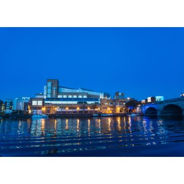 Lais Puzzle - John Lewis-Gebäude und die Themse in der Abenddämmerung, Kingston, Surrey, England, UK - 1.000 Teile