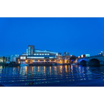 Lais Puzzle - John Lewis-Gebäude und die Themse in der Abenddämmerung, Kingston, Surrey, England, UK - 2.000 Teile