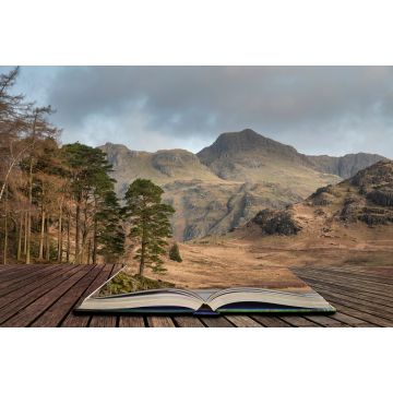 Lais Puzzle - Wunderschönes, lebendiges Landschaftsbild bei Sonnenaufgang von Blea Tarn im britischen Lake District, das aus den Seiten eines Märchenbuchs hervorgeht - 2.000 Teile