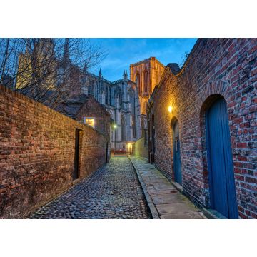 Lais Puzzle - Kleine gepflasterte Gasse in York bei Nacht mit dem berühmten Minster im Hintergrund - 1.000 Teile