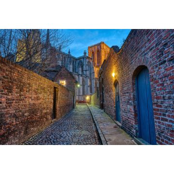 Lais Puzzle - Kleine gepflasterte Gasse in York bei Nacht mit dem berühmten Minster im Hintergrund - 2.000 Teile