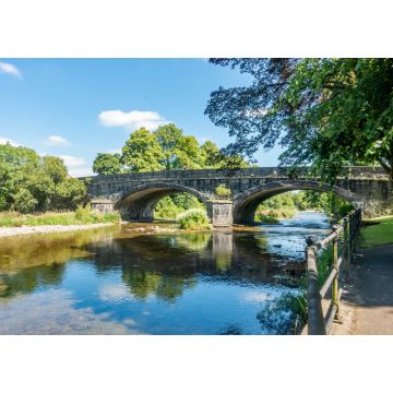 Lais Puzzle - Der Oberlauf des Flusses Severn im öffentlichen Park von Llanidloes, Mittelwales, Vereinigtes Königreich, mit einer Steinbrücke in der Ferne - 1.000 Teile