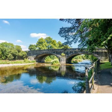 Lais Puzzle - Der Oberlauf des Flusses Severn im öffentlichen Park von Llanidloes, Mittelwales, Vereinigtes Königreich, mit einer Steinbrücke in der Ferne - 2.000 Teile