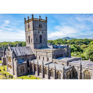 Lais Puzzle - Die Kathedrale von St. Davids, eine religiöse Stätte, in der seit dem 6. Jahrhundert täglich gebetet wird, in der Stadt St. Davids, Pembrokeshire, Wales - 1.000 Teile