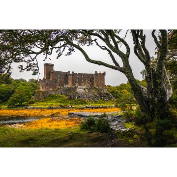 Lais Puzzle - Dunvegan Castle von den Gärten aus gesehen, mit Baumzweigen gesäumte Ansicht in Dunvegan, Isle of Skye, Schottland - 2.000 Teile