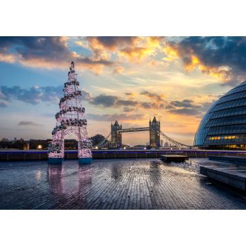 Lais Puzzle - Die Tower Bridge in London, Großbritannien, im Winter bei Sonnenaufgang mit einem festlich geschmückten Weihnachtsbaum davor - 1.000 Teile