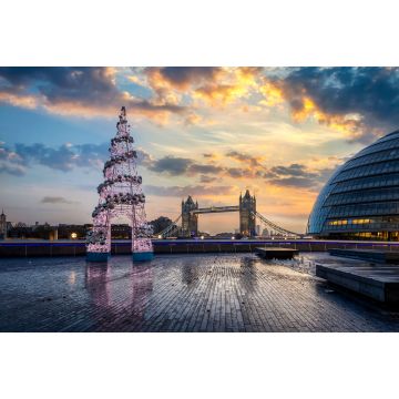 Lais Puzzle - Die Tower Bridge in London, Großbritannien, im Winter bei Sonnenaufgang mit einem festlich geschmückten Weihnachtsbaum davor - 2.000 Teile
