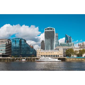 Lais Puzzle - Londoner Stadtteil mit Wolkenkratzern und einem Boot auf der Themse - 2.000 Teile