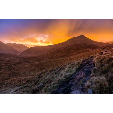 Lais Puzzle - Schönes Tal mit Wasserreservoir in den Mourne Mountains zur goldenen Stunde und dramatischem Sonnenuntergang. Mourne Mountains, höchster Gebirgszug in Nordirland - 2.000 Teile