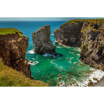 Lais Puzzle - Blick über eine Bucht mit einem vorgelagerten Felsen, der von brütenden Raverbill-Möwen bevölkert wird, an der Küste von Pembrokeshire, Wales, im Sommer - 2.000 Teile